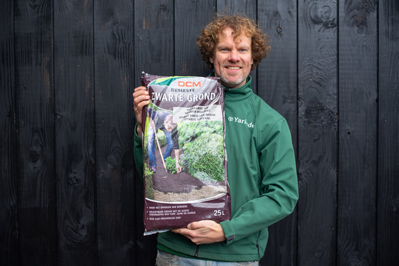 Schwarze, gedüngte Gartenerde, 25 Beutel - Fruchtbare, humusreiche Erde für die Anzucht Ihres Gartens oder Beetes