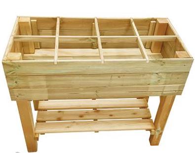 Erhöhter Kräuterkasten aus Holz, gefüllt mit Kräuterpflanzen